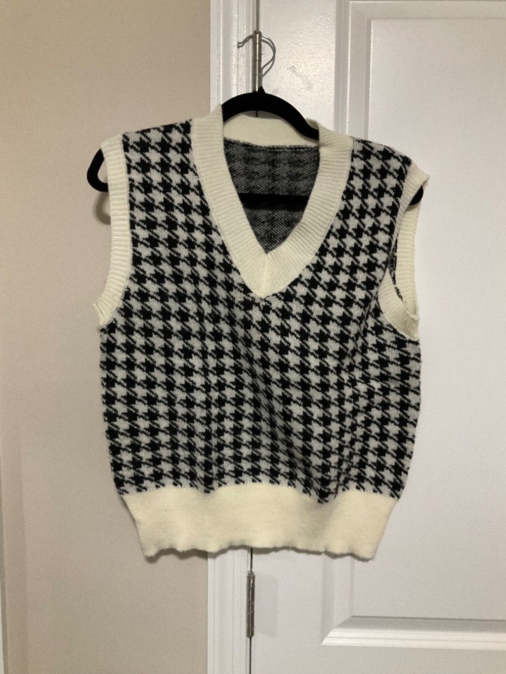 Black and white houndstooth v-neck knit vest s women EUC